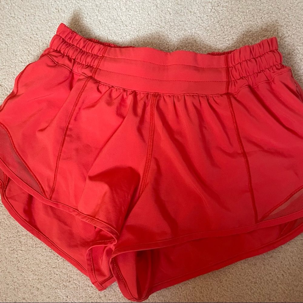 lululemon hotty hot shorts 2.5”